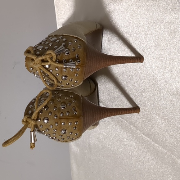 Elegant Cream Peep-Toe Heels - Picture 5 of 9